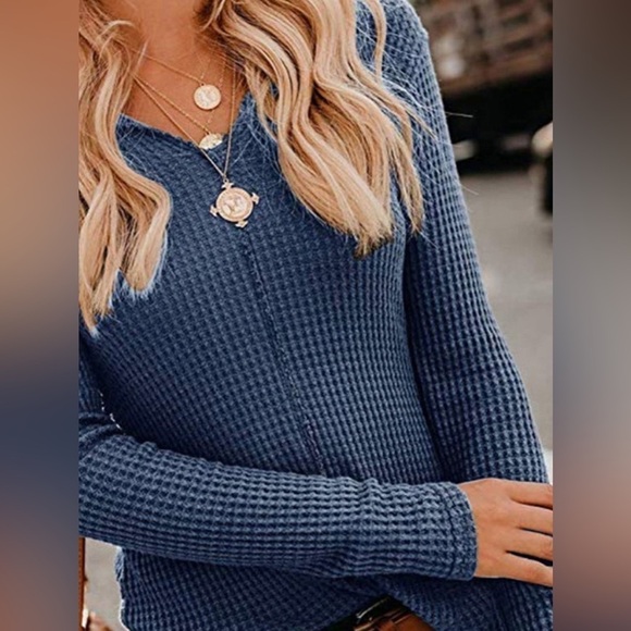 Casual Classic Waffle-Knit V-Neck Top - Picture 2 of 4